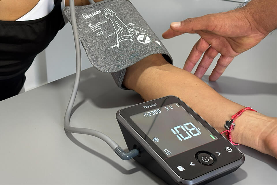 Medición de presión arterial con brazalete y estetoscopio